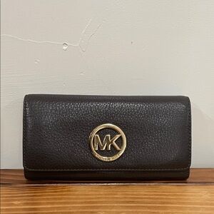 Michael Kors Fulton Carryall Wallet Brown Pebbled Leather "MK" Logo Medallion